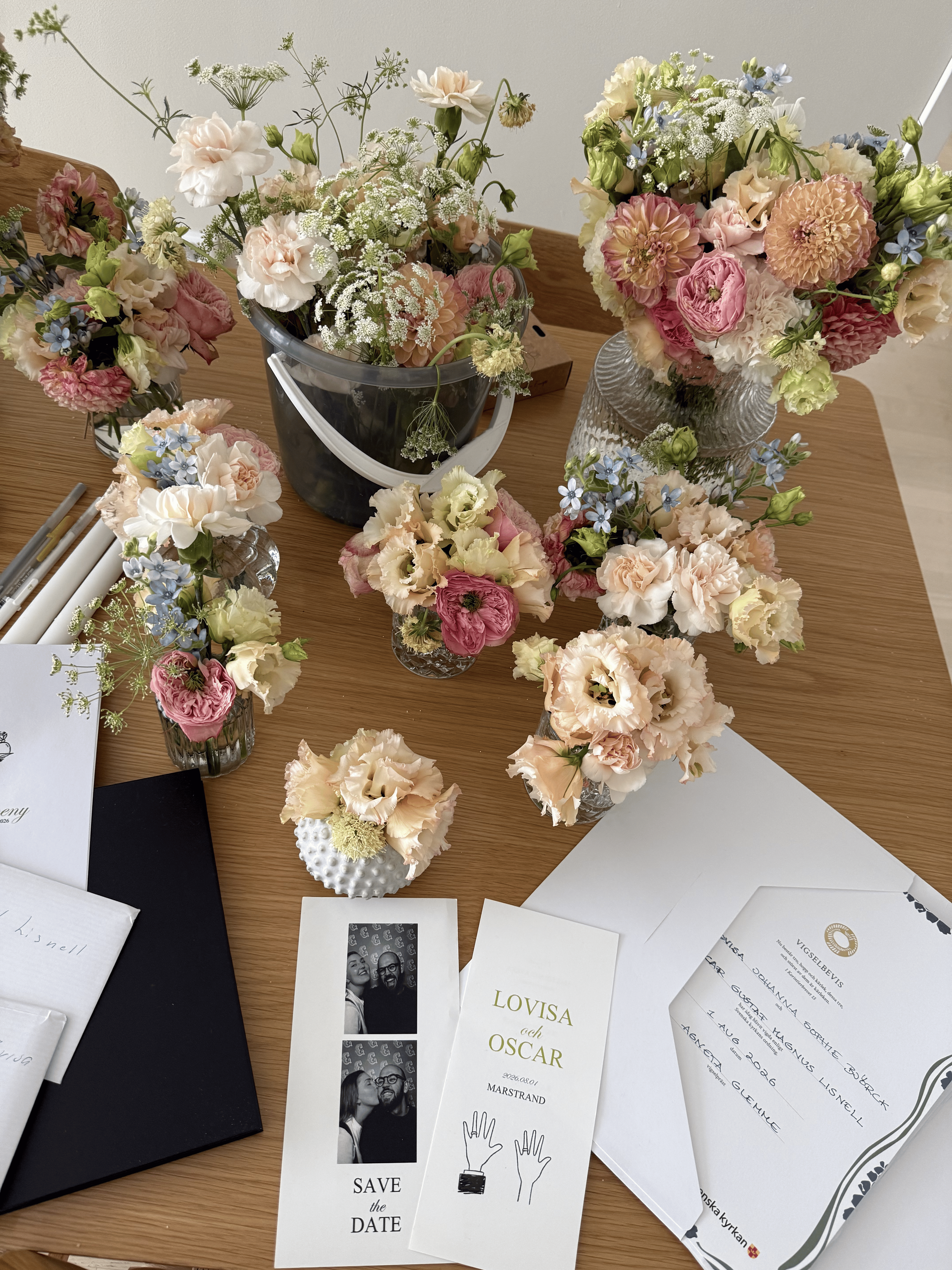 Blommor och presenter hemma efter bröllopet